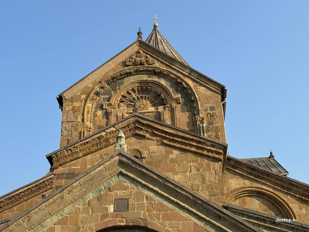 Внутреннее пространство Светицховели с высокими сводами и центральным нефом.