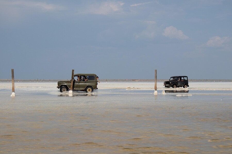 Автомобили на соленой поверхности озера Баскунчак