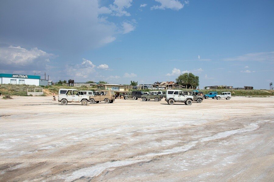 Высохшая поверхность озера Баскунчак