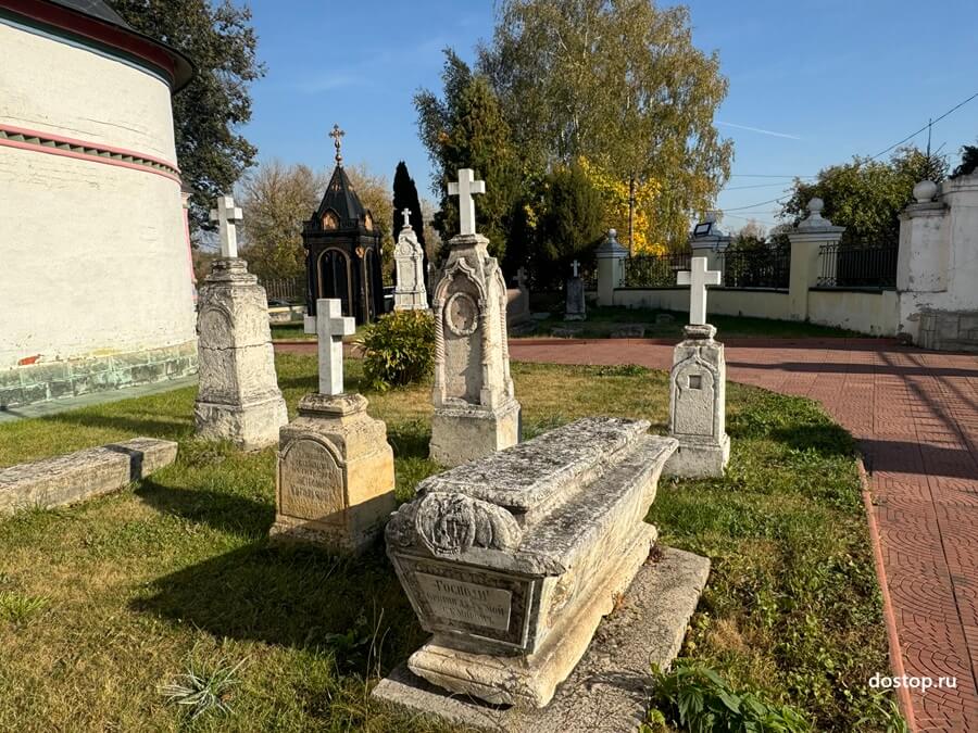 Некрополь у Зачатьевской церкви в Чехове с надгробиями XIX века