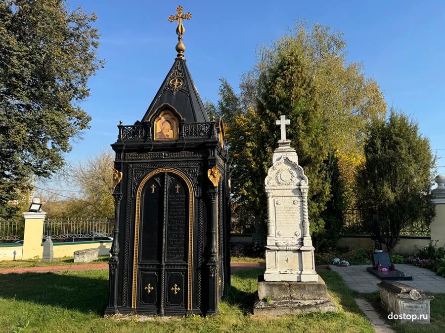 Чугунная часовня в некрополе Зачатьевской церкви в Чехове