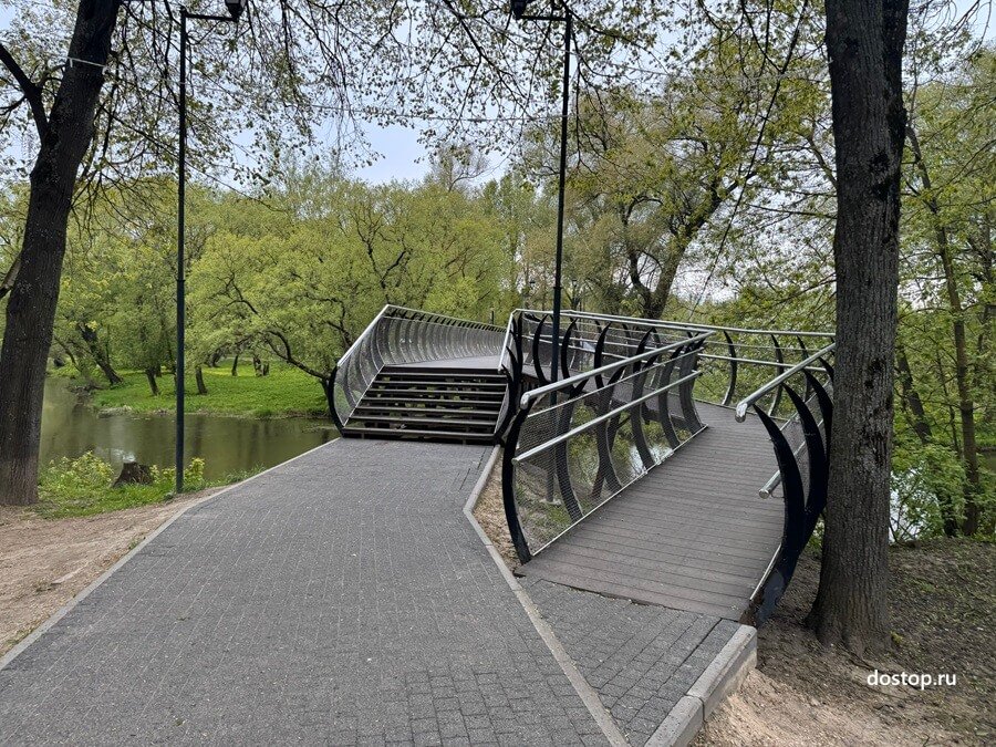 Пешеходный мост через реку Лопасня в Городском парке Чехова