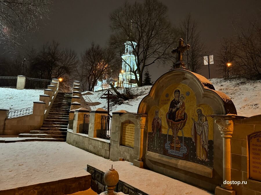 Святой источник у Зачатьевской церкви в парке Лопасня-Зачатьевское зимой