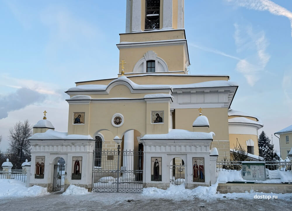 Главный вход на территорию Зачатьевской церкви в Чехове