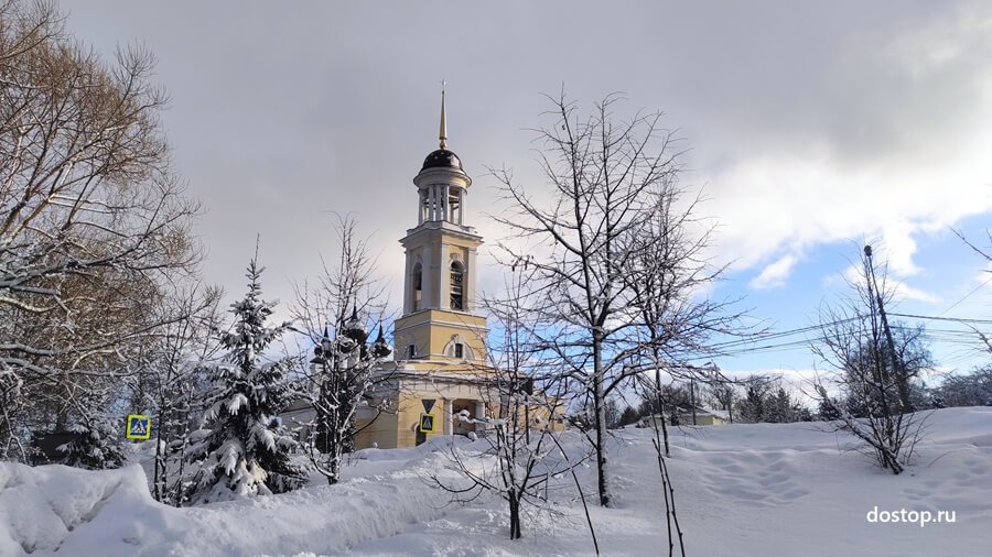 Вид на Зачатьевскую церковь из городского парка Чехова зимой