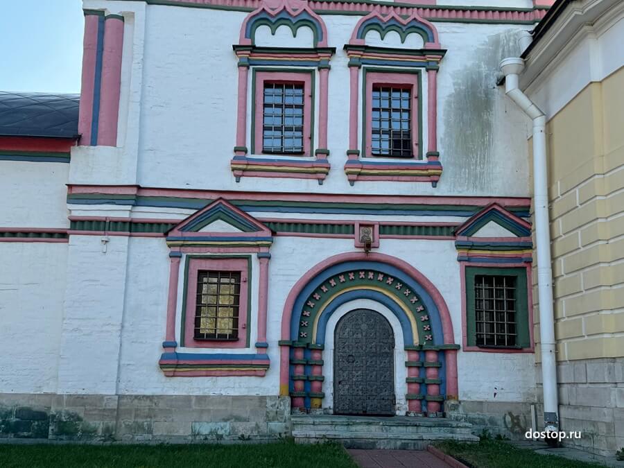 Архитектурные детали фасада Зачатьевской церкви в Чехове