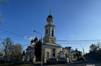 Зачатьевская церковь в Чехове с колокольней и золотым шпилем