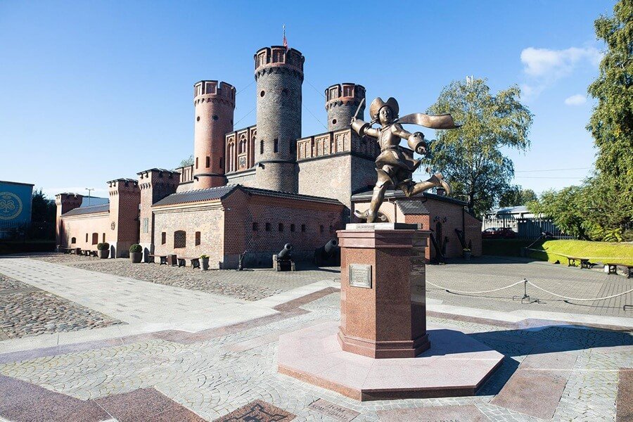 Скульптура «Детство Петра» у Фридрихсбургских ворот в Калининграде