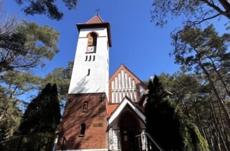 Кирха Раушена в Светлогорске, вид на башню и главный вход среди сосен