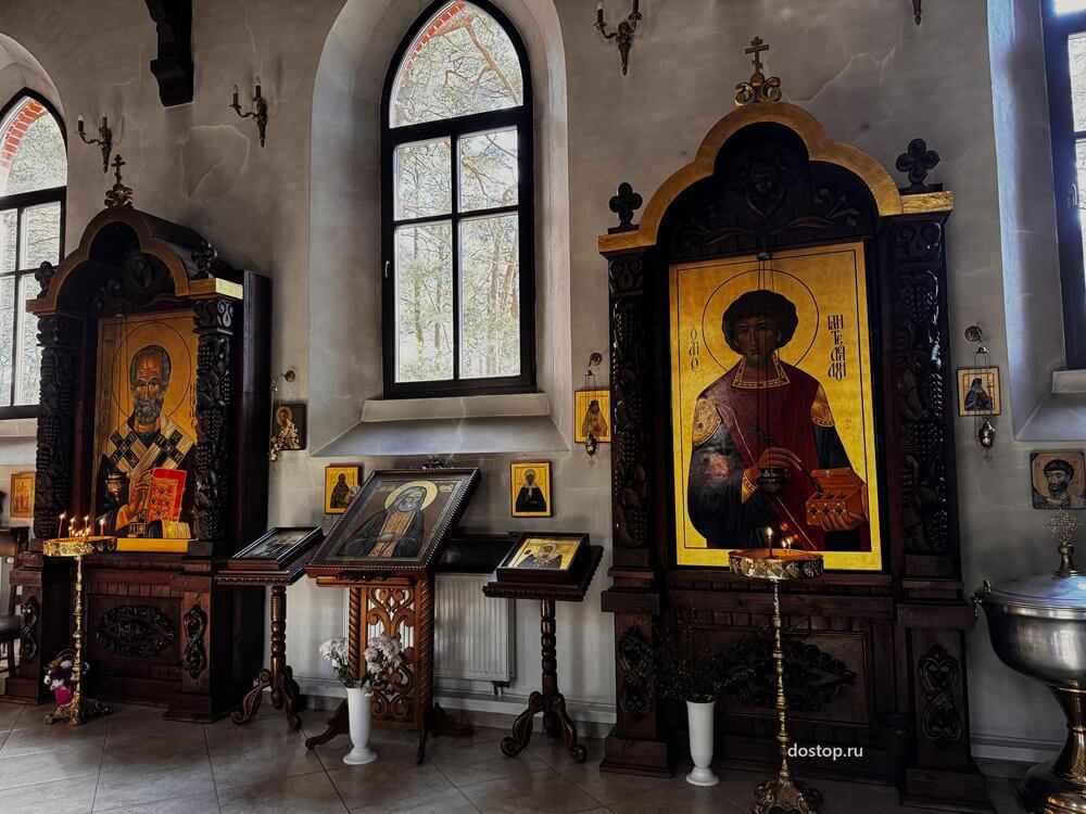 Интерьер кирхи Раушена в Светлогорске, иконостас и иконы у окна