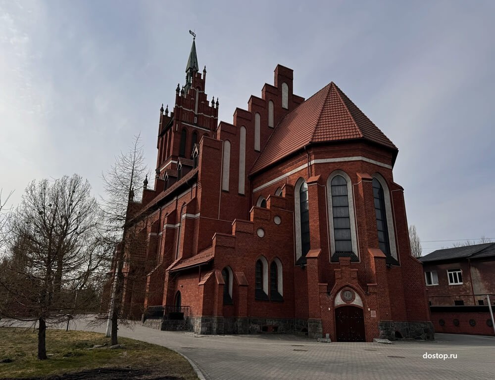 Кирха Святого Семейства в Калининграде со стороны апсиды
