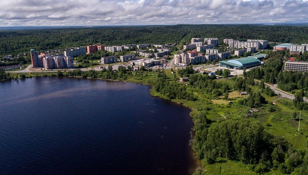 Кондопога с высоты, вид на Онежское озеро и город