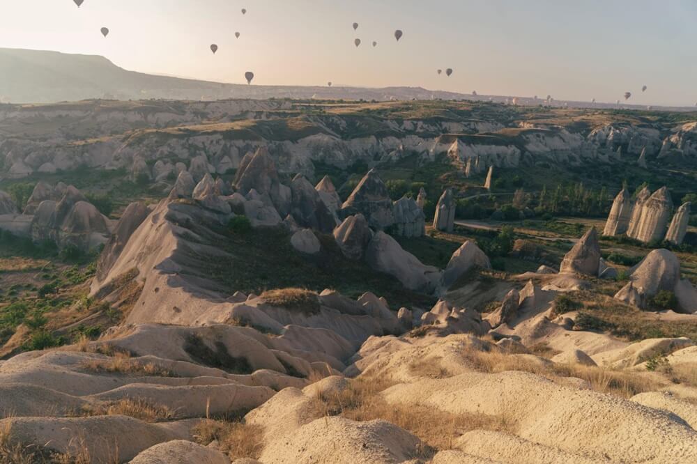 Скальные долины и воздушные шары в Каппадокии в Турции