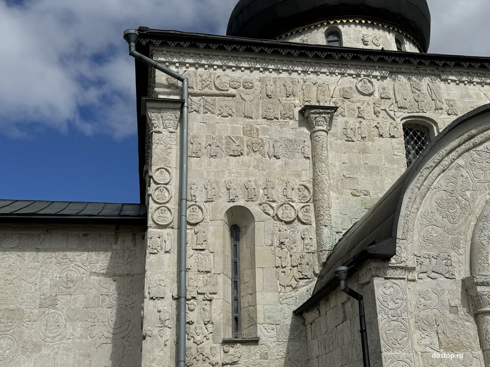 Белокаменная резьба на фасаде Георгиевского собора в Юрьев-Польском