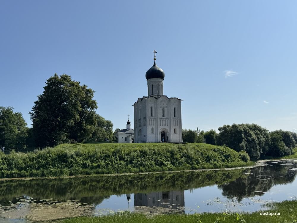 Церковь Покрова на Нерли у реки в Боголюбове