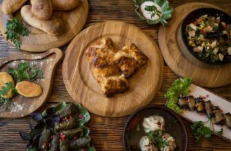 Блюда грузинской кухни — хинкали, выпечка, баклажаны и долма